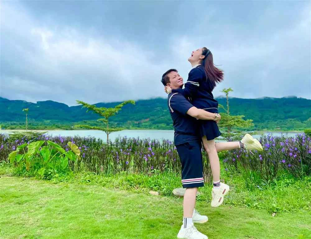 Cặp vợ chồng lắm tiền nhiều của này đã có những trải nghiệp thú vị trong chuyến đi. Họ dựng lều ngủ qua đêm ngoài trời, không mạng, không sóng điện thoại.