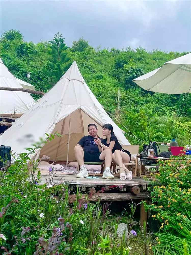 Đoàn Di Băng và chồng kết hôn vào năm 2012. Về chung nhà không bao lâu, cặp đôi đã đón chào công chúa đầu tiên chào đời, đặt tên Linh Đan (hay thường gọi là Hana).