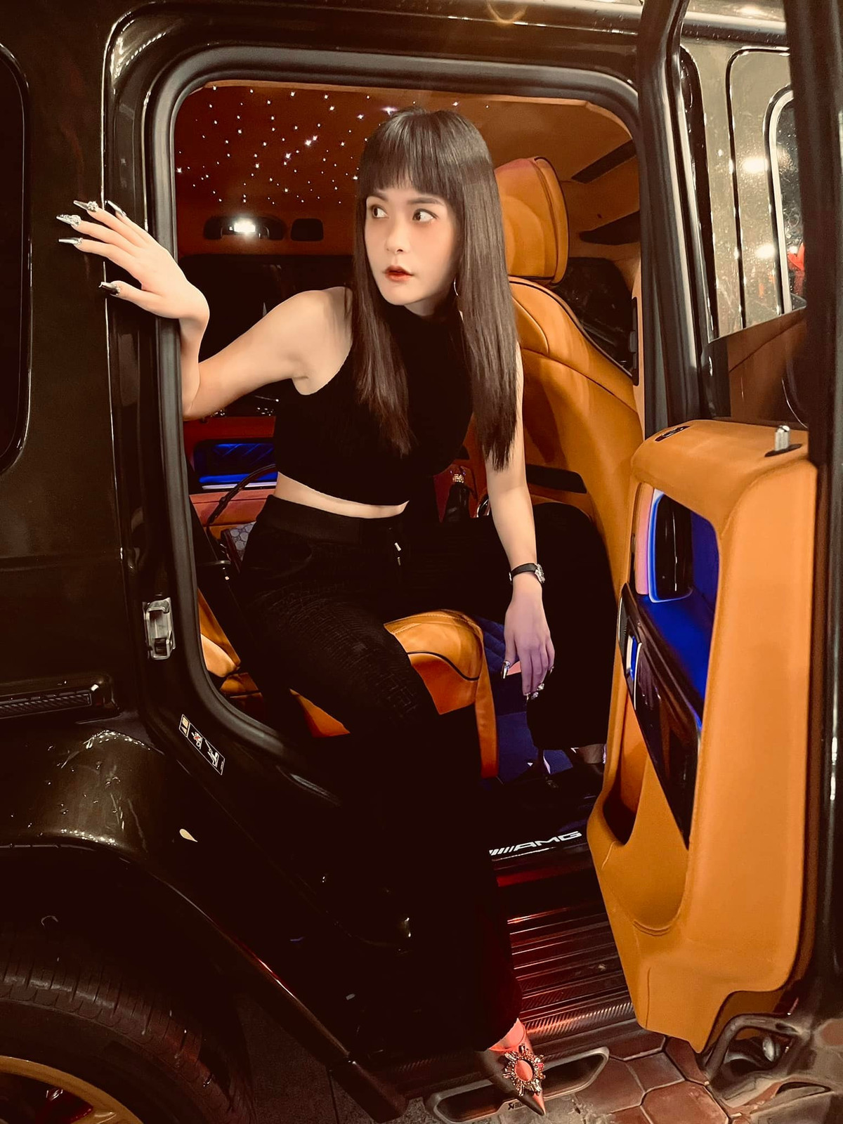 Suốt 10 năm bên nhau, doanh nhân Nguyễn Quốc Vũ luôn ghi dấu ấn hình ảnh người chồng yêu chiều vợ con. Từ việc nhỏ đến lớn, từ nấu ăn đến hàng hiệu, đại gia này luôn sẵn sàng đáp ứng theo ý vợ.