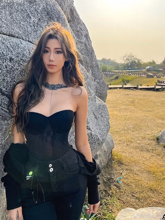 Erbao còn được mệnh danh là 'người đẹp phòng gym' bởi gương mặt tinh xảo.