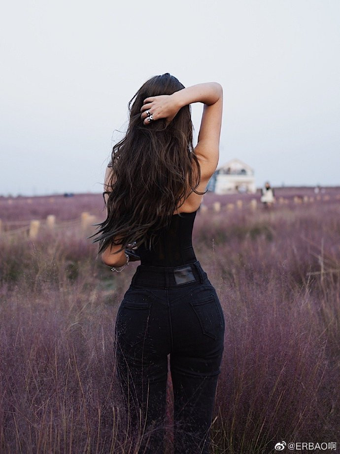 Đặc biệt, đôi chân dài thẳng tắp của Erbao lại càng tăng thêm sức hút khó cưỡng.
