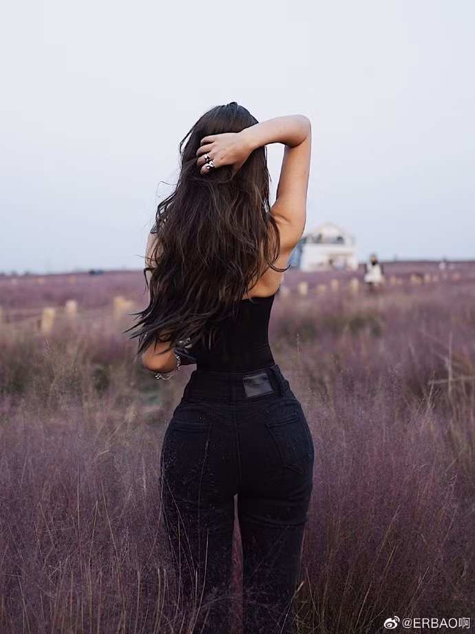 Đặc biệt, đôi chân dài thẳng tắp của Erbao lại càng tăng thêm sức hút khó cưỡng.