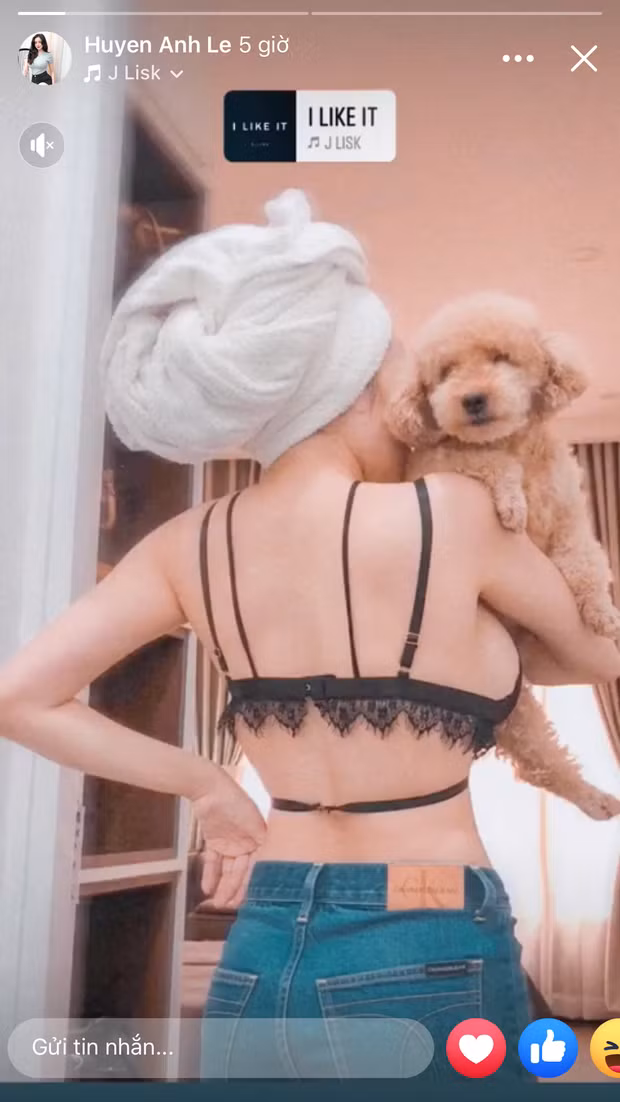 Điển hình như mới đây, Bà Tưng - Lê Thị Huyền Anh up story sương sương diện nội y khoe trọn body nóng bỏng.