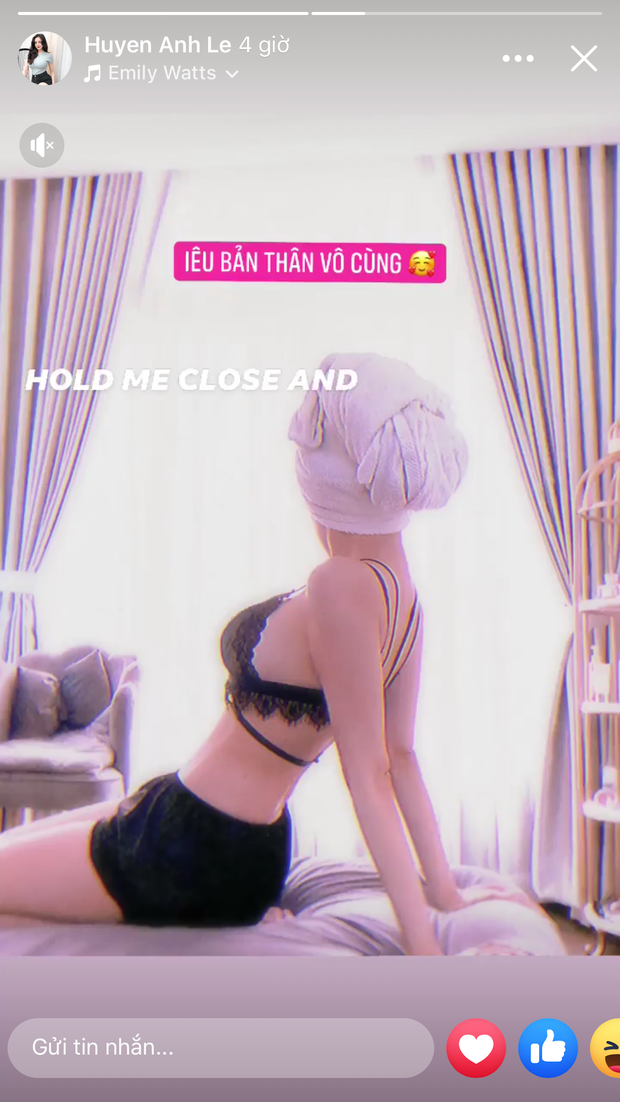 Trong một khoảnh khắc chụp từ phía sau lưng, bà Tưng để lộ vòng 1 lấp ló khẳng định vị thế của "thánh nữ" ngực khủng.