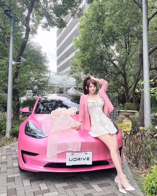 Với lợi thế hình thể này, Yi Ting chuộng mặc các thiết kế xẻ cổ sâu, kiểu dáng ôm sát cơ thể để làm nổi bật đường cong tối đa.