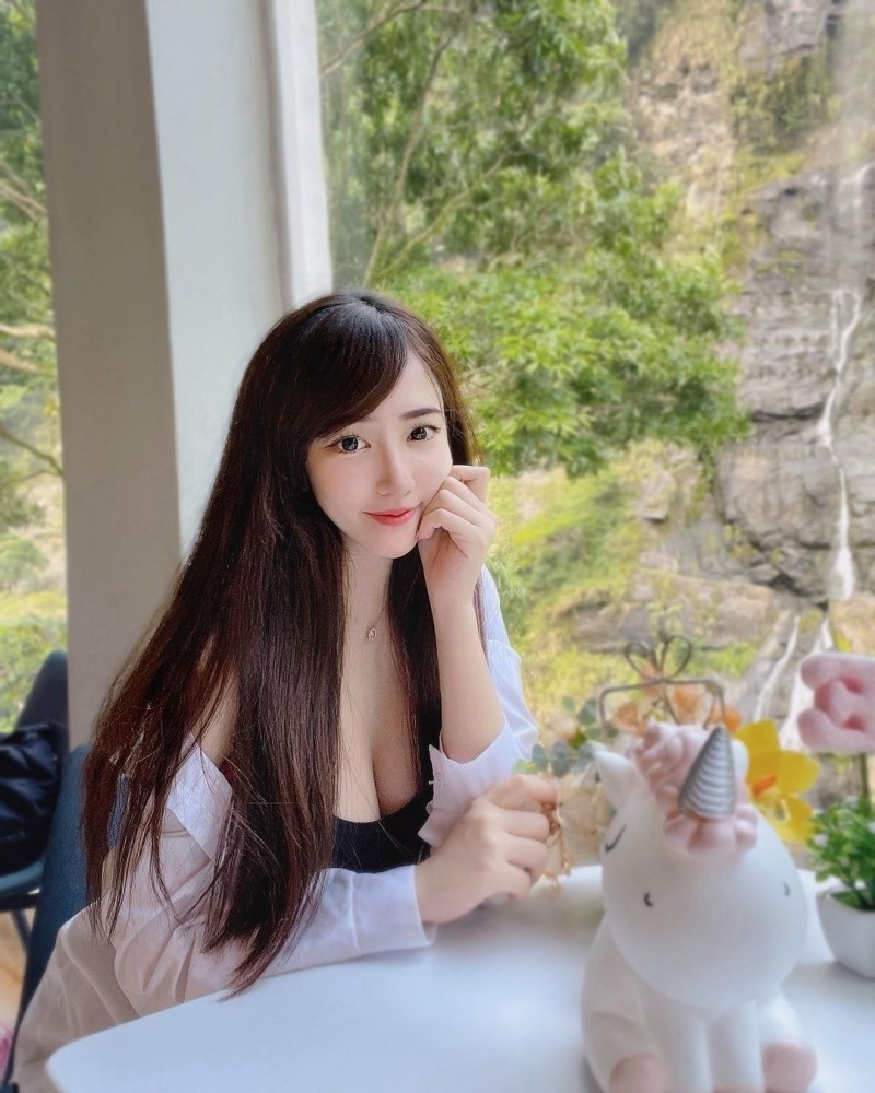 Ở ngoài đời, Yi Ting gây ấn tượng bởi nhan sắc ngọt ngào cùng gu mặc tôn hình thể nóng bỏng. Cô được mệnh danh là "nữ y tá xinh đẹp nhất Đài Loan", "nữ thần y khoa Đài Loan".