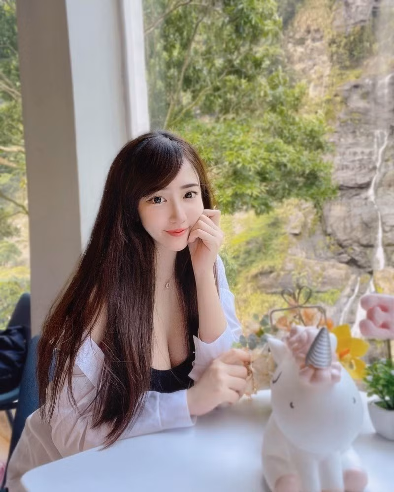 Ở ngoài đời, Yi Ting gây ấn tượng bởi nhan sắc ngọt ngào cùng gu mặc tôn hình thể nóng bỏng. Cô được mệnh danh là "nữ y tá xinh đẹp nhất Đài Loan", "nữ thần y khoa Đài Loan".