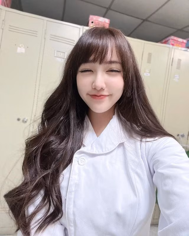 Elle Li hay tên khác là Yi Ting, năm nay 28 tuổi, là nữ y tá nổi tiếng ở Đài Loan (Trung Quốc). Cô được nhiều người biết đến khi tham gia chương trình "The Doctor Is So Hot".