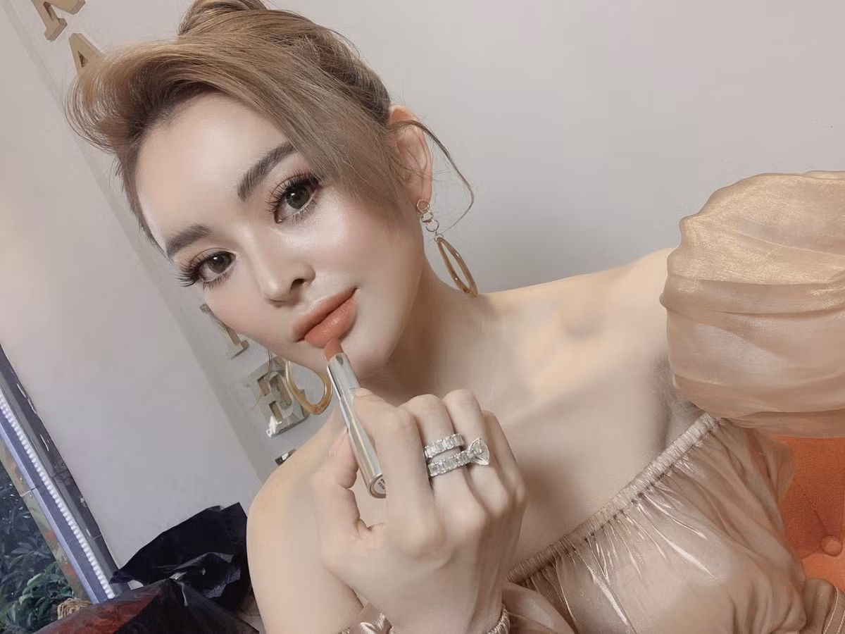 Nguyên nhân vụ việc xuất phát chuyện ẩu đả giữa nhân viên cửa hàng của hot girl Trang Nemo và nhóm của Trần My từ chuyện cả hai cùng kinh doanh chung một sản phẩm giảm cân.