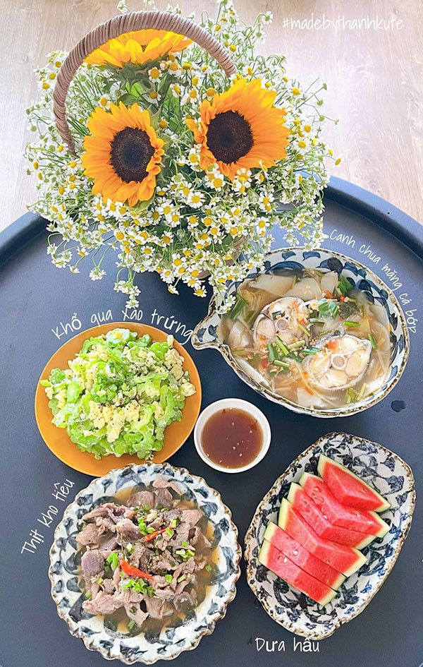 Canh chua măng nấu cá bớp, khổ qua xào trứng, thịt kho tiêu và tráng miệng bằng miếng dưa hấu thì đây ắt hẳn là 1 bữa no nê.