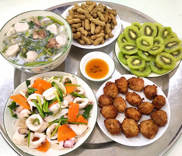 Mỗi ngày các bạn trẻ hãy thử nấu một món ăn mới, dành thời gian sửa soạn một chút mâm cơm cho cầu kỳ, thêm hoa trang trí cho đẹp mắt và chụp những bức ảnh sống ảo để cho những đứa bạn vụng về phải thèm.