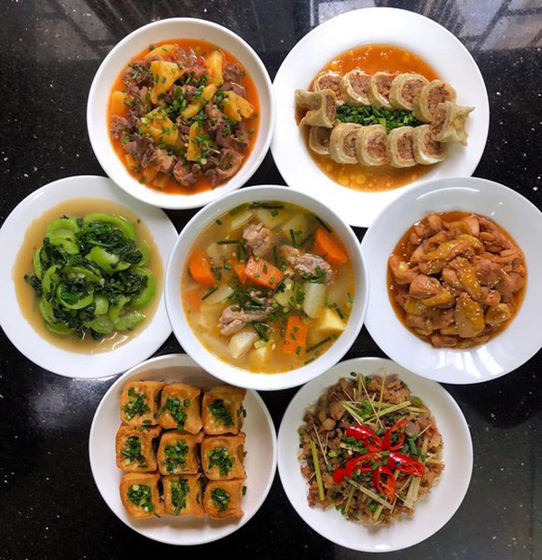 Từ cầu kì cho tới đơn giản nhưng điểm chung của những mâm cơm do các bạn trẻ chia sẻ trong những ngày ở nhà giãn cách đều khá đẹp mắt.