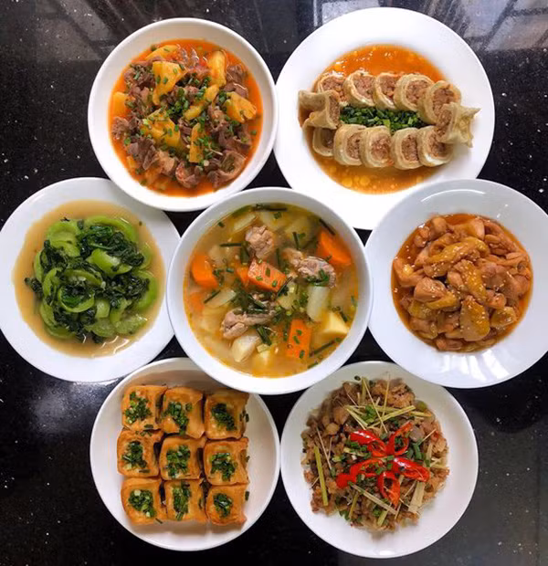 Từ cầu kì cho tới đơn giản nhưng điểm chung của những mâm cơm do các bạn trẻ chia sẻ trong những ngày ở nhà giãn cách đều khá đẹp mắt.
