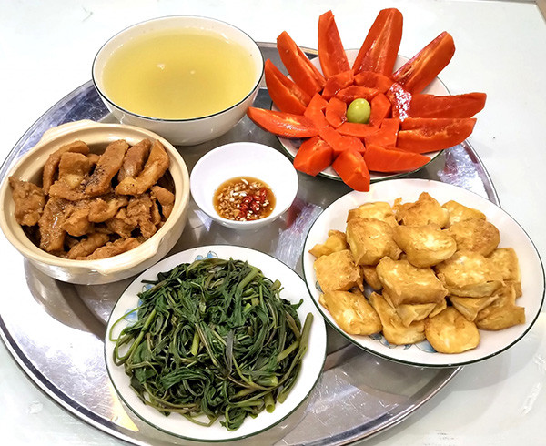 Trên các fanpage dành cho những thành viên mê nấu ăn, mới đây các bạn trẻ liên tục chia sẻ những mâm cơm gia đình trong ngày giãn cách xã hội đầy màu sắc.