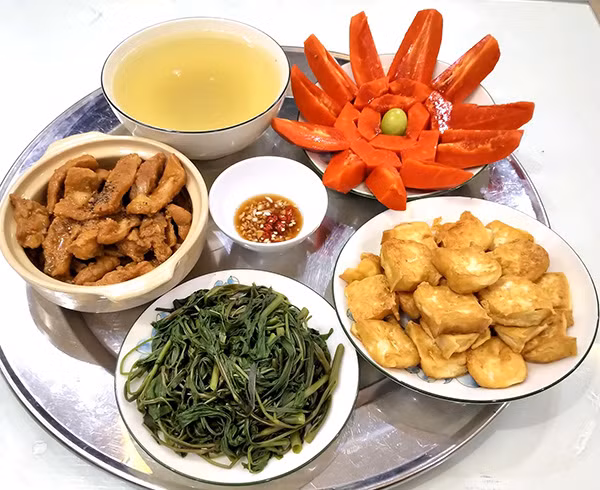 Trên các fanpage dành cho những thành viên mê nấu ăn, mới đây các bạn trẻ liên tục chia sẻ những mâm cơm gia đình trong ngày giãn cách xã hội đầy màu sắc.