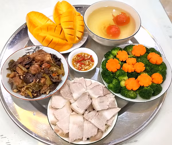 Cùng nhìn ngắm những mâm cơm nhà mùa dịch với đầy đủ loại đồ ăn, hoa quả bắt mắt được bày trí gọn gàng, tỉ mỉ, chắc chắn bạn sẽ lưu lại ngay lập tức để cùng phi vào bếp và tiến hành nấu ăn.