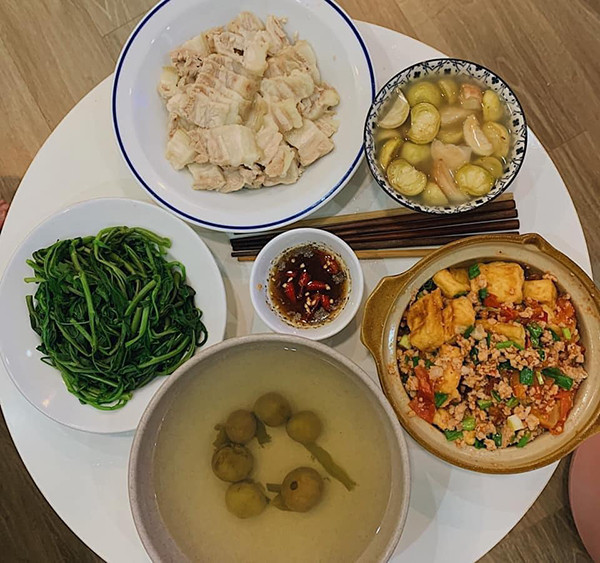 Có lẽ với tình hình dịch bệnh căng thẳng như hiện nay và việc vẫn tiếp tục giãn cách trong một thời gian nữa, điều khiến bản thân mỗi người có thể giải toả căng thẳng, mệt mỏi hay buồn chán chắc chắn sẽ là căn bếp nhỏ.