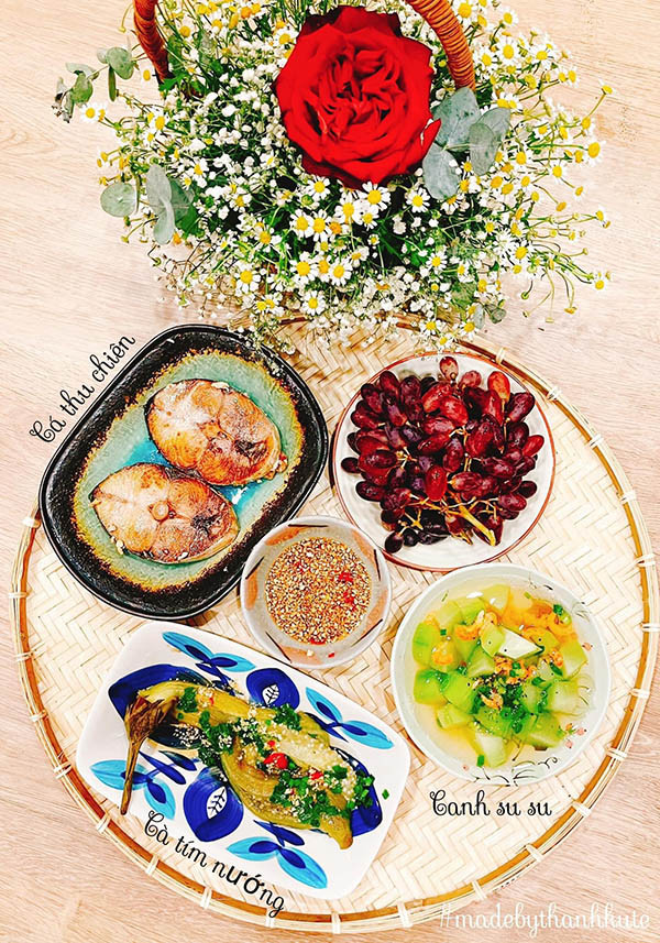 Cá thu nướng, canh su su, cà tím nướng... mâm cơm chuẩn đủ chất cho những bạn trẻ thích ăn kiêng.