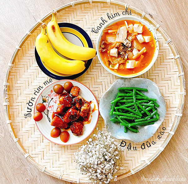 Nhìn mâm cơm tưởng đơn giản nhưng là tâm huyết của nhiều bạn trẻ bởi nó hoàn thiện từ cách nấu nướng cho đến màn decor chuẩn master chef.