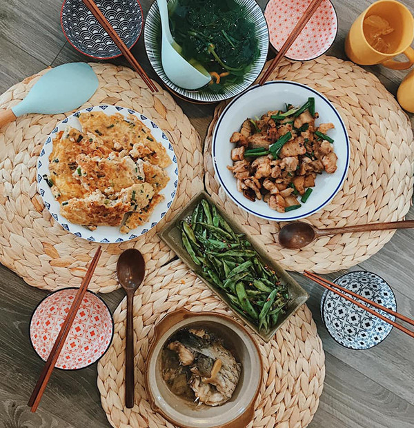 Trong thời gian giãn cách nhiều bạn trẻ đã nghiền ngẫm một công thức nấu ăn mới và cho ra đời những mâm cơm nhà nấu nhìn thôi là muốn xin ăn ké.