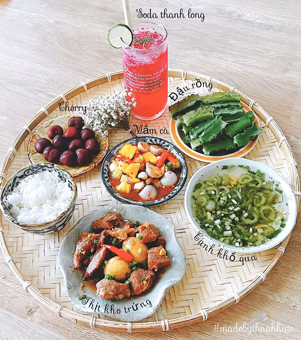 Chỉ là những món ăn hàng ngày nhưng mâm cơm "truyền thống" này khiến nhiều người cảm thấy bụng réo ầm ầm.