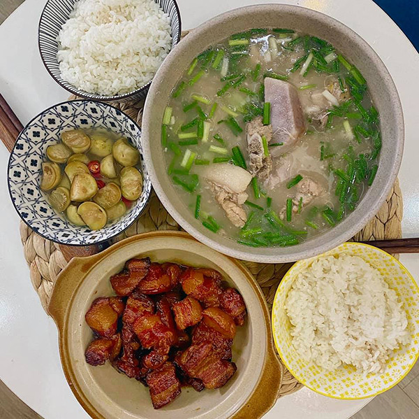 Trước khi thực hiện giãn cách xã hội, có nhiều lựa chọn cho việc ăn uống. Nhưng giờ đây, khi dịch COVID-19 có diễn biến phức tạp thì tất cả chỉ xoay xung quanh mâm cơm gia đình.