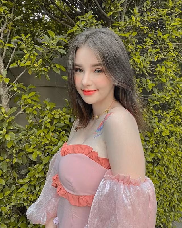 Jessie Vard không ngại chia sẻ hình ảnh về cuộc sống đời thường tràn ngập màu sắc của mình.