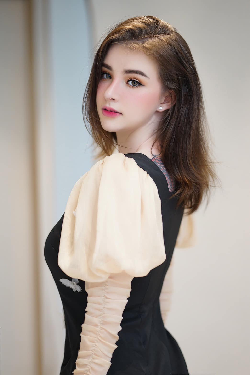 Jessie Vard hầu như không cần nỗ lực giữ hình ảnh một hot girl có vẻ đẹp thiên thần và đời tư ít thị phi.