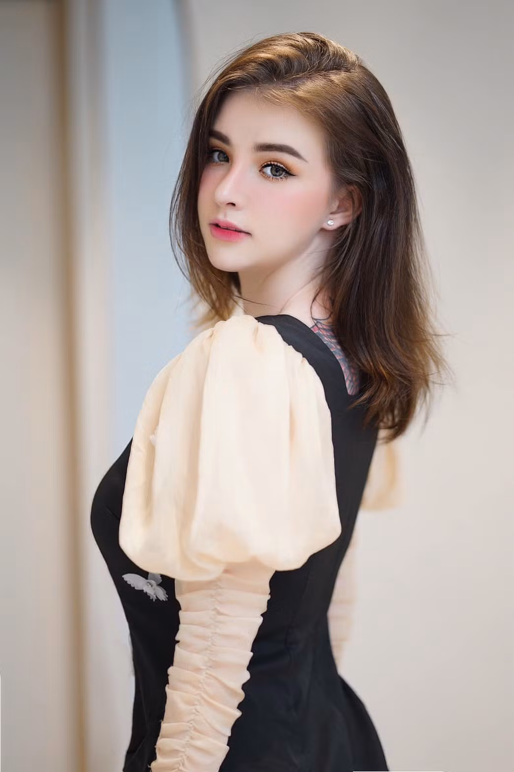 Jessie Vard hầu như không cần nỗ lực giữ hình ảnh một hot girl có vẻ đẹp thiên thần và đời tư ít thị phi.