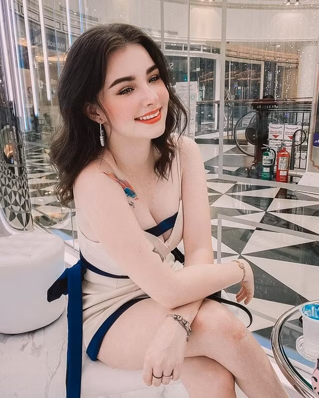 Tên tuổi của Jessie Vard vượt ra khỏi ranh giới xứ sở chùa Vàng, nổi tiếng khắp châu Á. "Thiên thần tắm suối" này trở thành người mẫu nội y được nhiều nhãn hàng gọi tên.