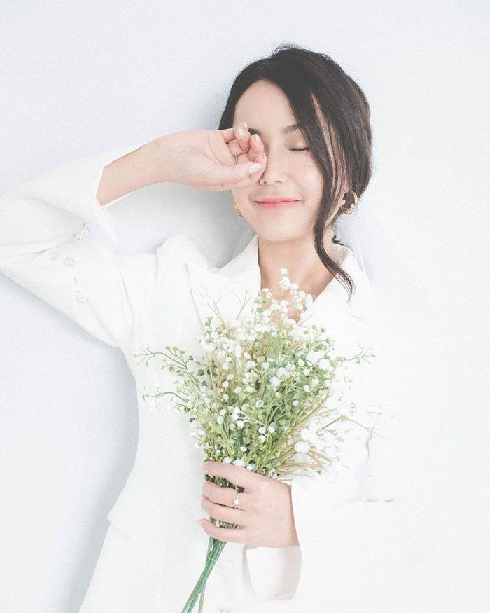 Bên cạnh việc giảng dạy, do có gương mặt đẹp Anh Đào cũng được mời làm người mẫu ảnh, đóng MV quảng cáo để có thêm niềm vui và nguồn thu nhập.