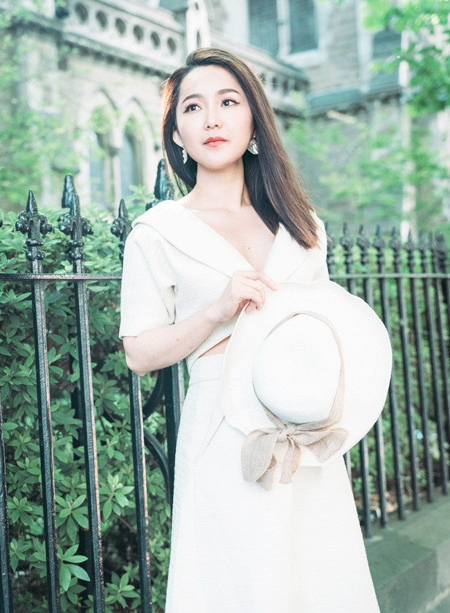 Do sở hữu nhan sắc xinh đẹp, trẻ trung nên Anh Đào thường xuyên bị tân sinh viên nhận nhầm. Họ tưởng cô cũng là sinh viên và tiến lại hỏi thăm.