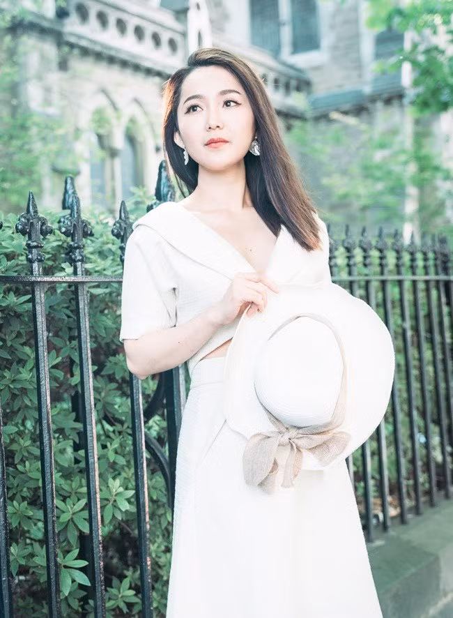 Do sở hữu nhan sắc xinh đẹp, trẻ trung nên Anh Đào thường xuyên bị tân sinh viên nhận nhầm. Họ tưởng cô cũng là sinh viên và tiến lại hỏi thăm.