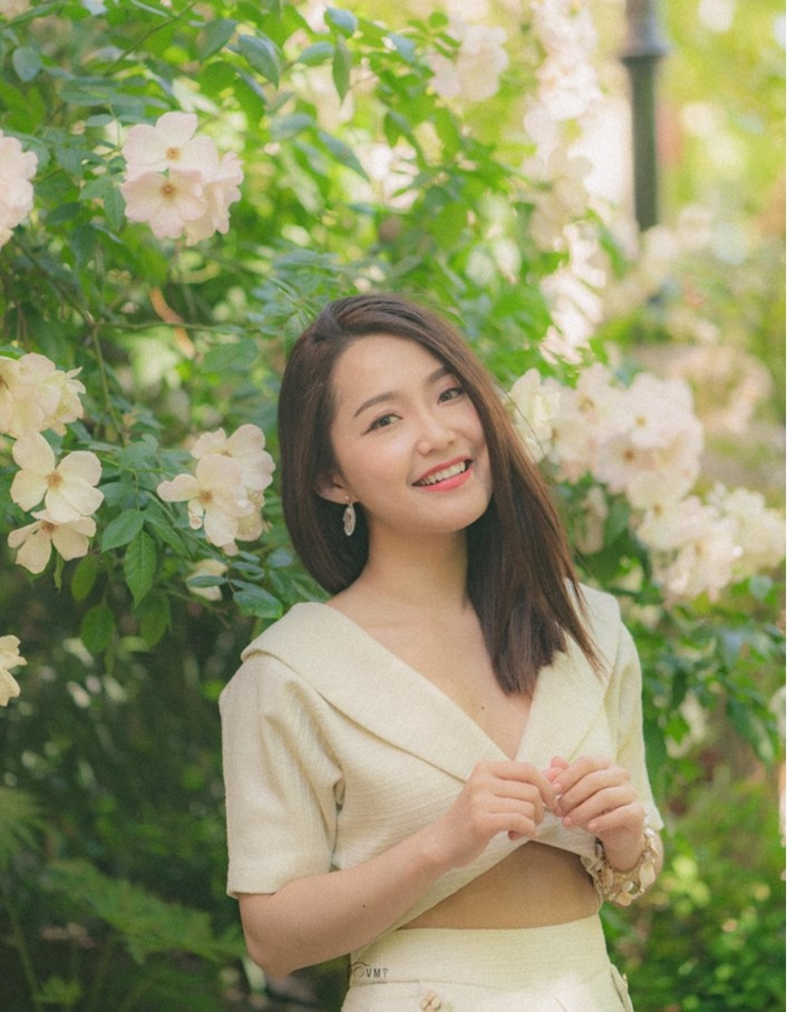 Tuy nhiên với những fan yêu quý Anh Đào cũng không phải quá lo lắng khi Hạnh Cận của "Kính Vạn Hoa" ngày nào vẫn thường xuyên ra các clip trên kênh Youtube của mình để chia sẻ về cuộc sống cũng như công việc hàng ngày trong những ngày xa quê.