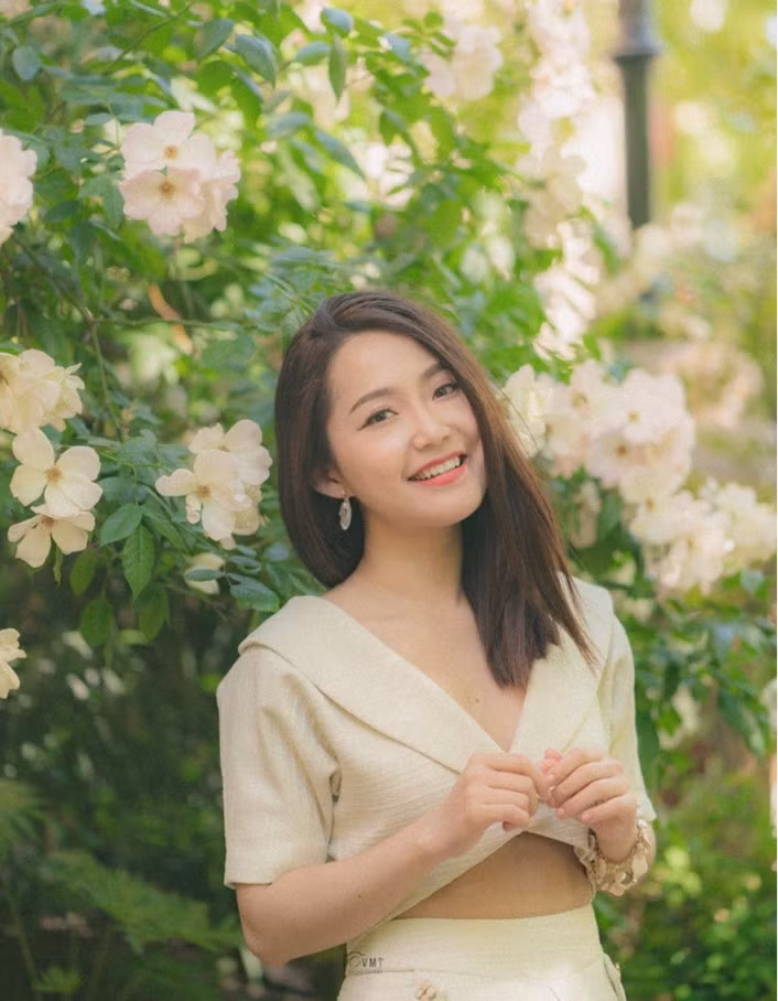 Tuy nhiên với những fan yêu quý Anh Đào cũng không phải quá lo lắng khi Hạnh Cận của "Kính Vạn Hoa" ngày nào vẫn thường xuyên ra các clip trên kênh Youtube của mình để chia sẻ về cuộc sống cũng như công việc hàng ngày trong những ngày xa quê.