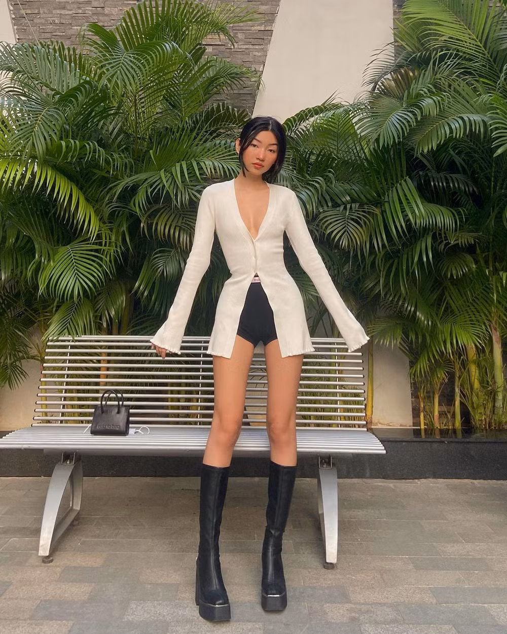 Hiểu được lợi thế này nên Oanh luôn chọn những chiếc áo ngắn khoe vòng 2 hoặc bộ đầm ôm chặt cơ thể, tôn lên đường cong.