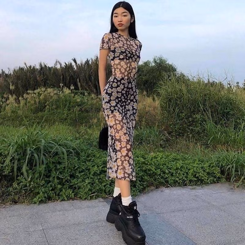 Các tài khoản chuyên re-up những outfit đẹp, truyền cảm hứng như @hotkisscases, @dreamoutfits và @viral.babes cũng từng đăng tải hình của Oanh, mỗi bức hình đều nhận được lượt yêu thích khá lớn từ cộng đồng mạng