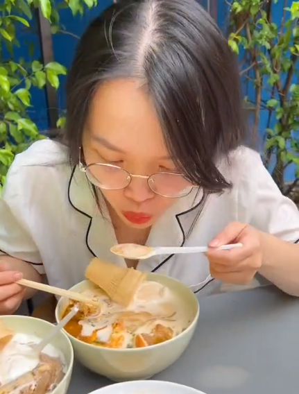 Trong khi đó, đối với bún bò thì cô gái này lại "không xác định được vị gì" và khuyên mọi người đừng nên thử.