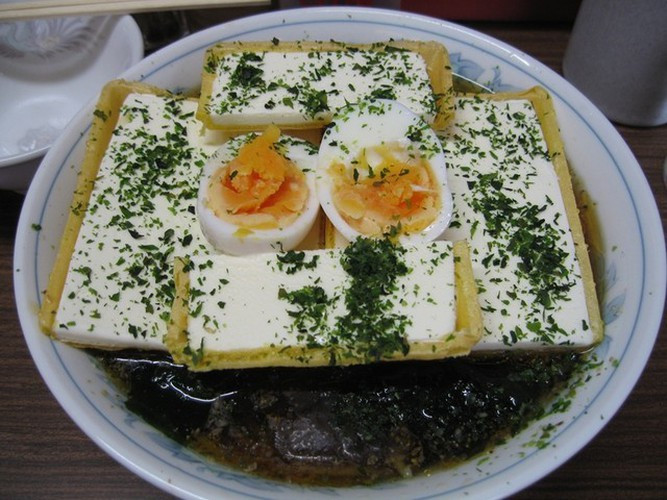 Tưởng chừng mì tomyum và kem ốc quế sẽ là một sự kết hợp chẳng liên quan. Nhưng lại được nhận xét là khá ngon, có vị béo và lạ miệng.