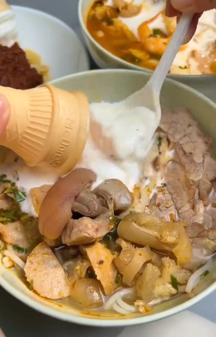 Trong clip, cô nhận xét kem trộn với bánh canh cua ăn vị beo béo giống kiểu cà ri chứ không quá khó nuốt.