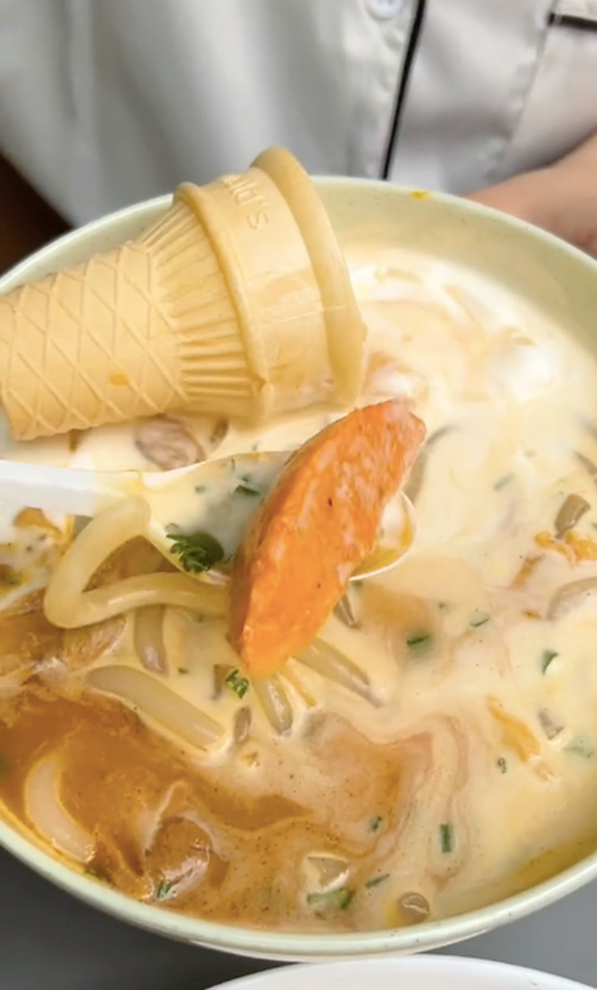 Mới đây, người dùng TikTok được phen ngỡ ngàng khi xem clip một food reviewer trộn kem lạnh với cả… bún bò, bánh canh cua và mì Ý.