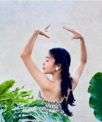 Với năng khiếu của người làm nghề đi cùng tình cảm một người mẹ dành cho con cái, diễn viên Dạ Thảo thường cho ra những tấm ảnh khoe được hết nét đẹp nhẹ nhàng, hồn nhiên của các bé. Mỗi lần như thế, cộng đồng mạng lại hết lời khen ngợi.