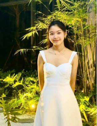 Biết bao nhiêu đoàn phim mời cháu đóng phim, xuất hiện trước ống kính, trước khán giả nhưng tôi không muốn. Tôi thấy mình chịu áp lực trước khán giả đã quá đủ rồi, tôi chỉ muốn con mình lớn lên một cách tự nhiên nhất." Nam MC chia sẻ thêm.