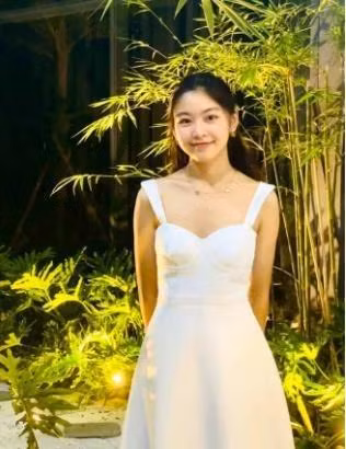 Biết bao nhiêu đoàn phim mời cháu đóng phim, xuất hiện trước ống kính, trước khán giả nhưng tôi không muốn. Tôi thấy mình chịu áp lực trước khán giả đã quá đủ rồi, tôi chỉ muốn con mình lớn lên một cách tự nhiên nhất." Nam MC chia sẻ thêm.