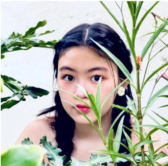 Con gái lớn của Hoài Linh và diễn viên Dạ Thảo tên thật là Thảo Linh, sinh năm 2006. Ngay từ nhỏ cô đã nhận được nhiều sự quan tâm, chú ý của công chúng, không chỉ vì có bố mẹ là người nổi tiếng mà còn từ nhan sắc trong veo, thanh thuần, đậm chất Việt.