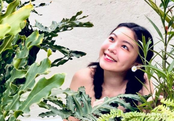 Mới đây vợ MC Quyền Linh đã chia sẻ những bức ảnh của con gái khi mình đảm nhiệm vị trí nhiếp ảnh gia. Bé Lọ lem diện đầm hoa nhã nhặn, tết tóc xinh xắn với bối cảnh shooting là khu vườn của mẹ.