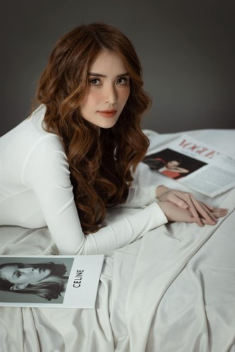 Lựa chọn bikini liền mảnh dài tay, Khánh Chi lộ vòng eo con kiến, vòng 3 căng đét.