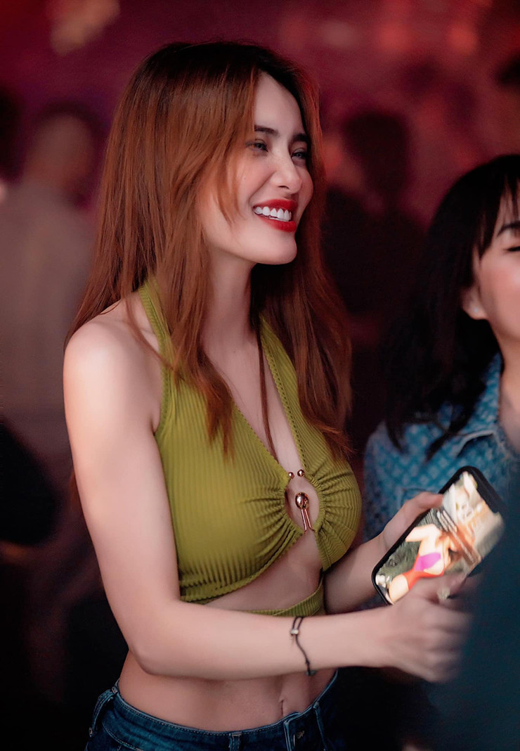 Có thể thấy, từng đường nét trên gương mặt của cô đều rất hài hòa cân đối, cộng với layout trang điểm càng khiến người đẹp 33 tuổi thêm phần lung linh.