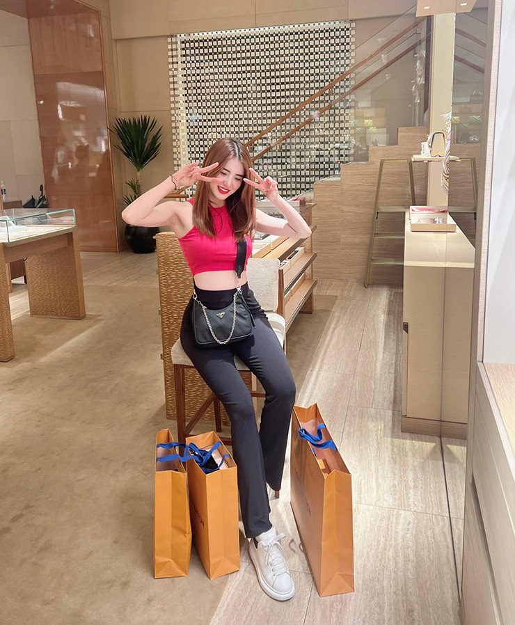 Khánh Chi sinh năm 1989, từng đoạt giải Hoa khôi sinh viên.