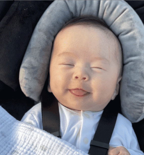 Mới đây, An Nguy đã khiến dân mạng bất ngờ. Trên Facebook cá nhân, gái một con viết: "Đẻ 6 tháng rồi, giờ mới có chiếc ảnh đẹp chụp với con đó mọi người ơi. Có ai giống tôi không?" Đính kèm là 2 khoảnh khắc tươi rói của cô bên ái nữ đầu lòng làm fans phấn khích.